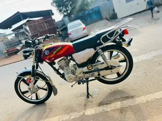 New Royal RY125 2025 Red