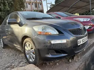 Toyota Yaris Base Sedan 4dr 2010 Gray