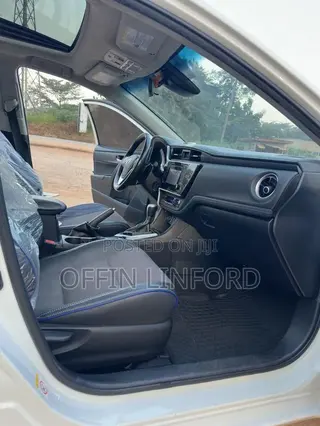 Toyota Corolla SE (1.8L 4cyl 2A) 2018 White