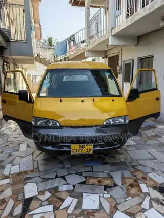 Hyundai H-100 2001 Yellow
