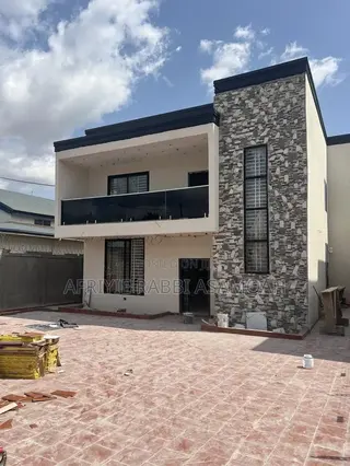 4bdrm House in Ahodwo Daban, Kumasi Metropolitan for sale