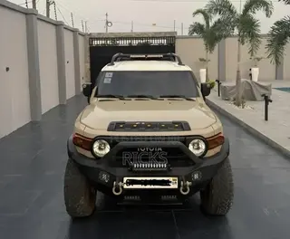 Toyota FJ Cruiser 4X4 AT 2013 Beige