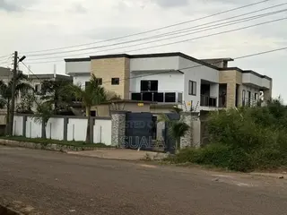 3bdrm Apartment in Nyaho Tamacloe, Cemetery Area for rent