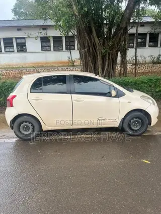 Toyota Vitz 2010 Off white