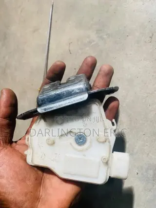 TOYOTA YARIS HYBRID 2018 Boot Locker
