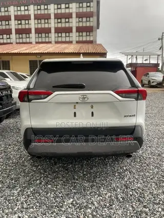 Toyota RAV4 XLE FWD 2023 White