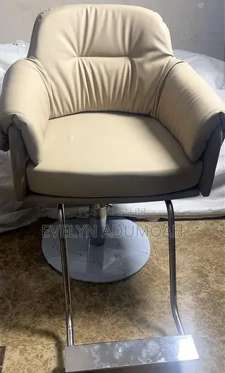 Luxury Hydraulic Salon Chair – Cream Beige Professional Styling Chair