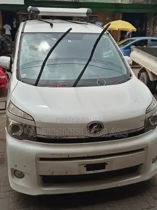 Toyota Voxy Windscreen
