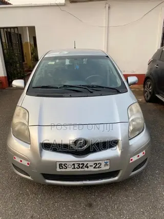 Toyota Vitz 2010 Silver