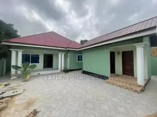 3bdrm House in 3 Bedroom Self, Ashomang Estate for sale