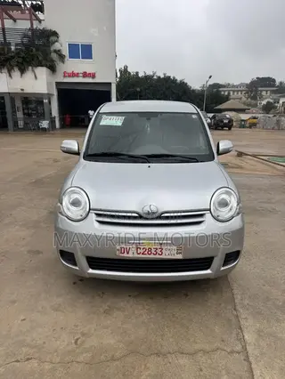 Toyota Sienta 2011 Silver