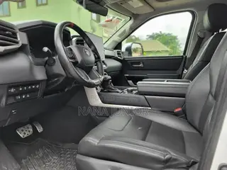 Toyota Tundra 2022 Off white