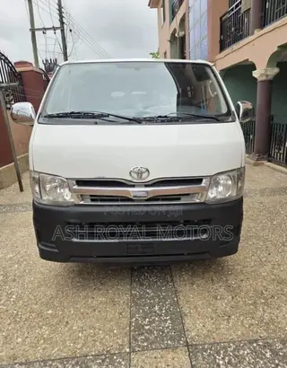 Toyota HiAce 2013 White
