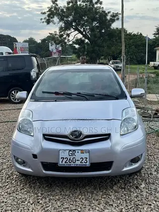 Toyota Vitz 1.5 FWD 3dr 2010 Gray