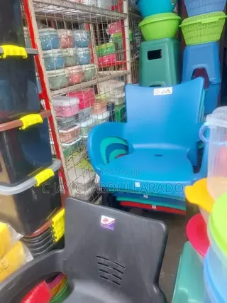 Plastic Chairs With Metal Leggings