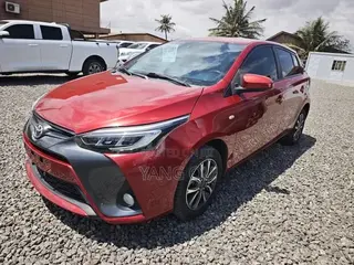 Toyota Yaris 1.5 Sedan XLE 2020 Red
