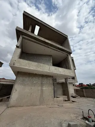 8bdrm Mansion in Daban, Kumasi Metropolitan for sale