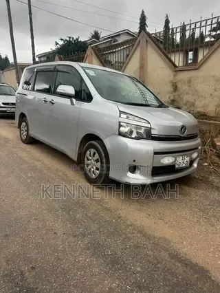 Toyota Voxy V 2WD 8-Seater 2012 Silver