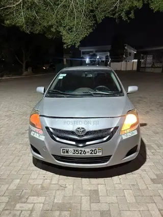 Toyota Yaris Base Sedan 4dr 2010 Silver