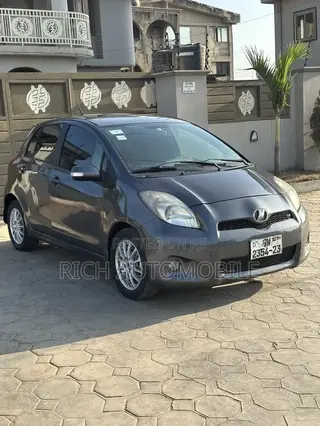 Toyota Vitz 1.3 FWD 3dr 2010 Gray