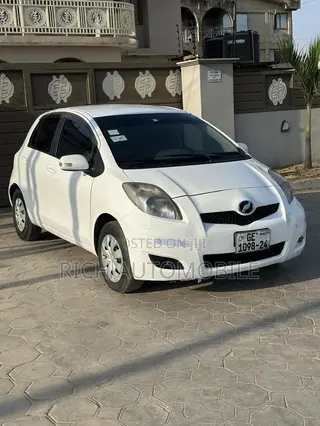 Toyota Vitz 1.3 FWD 5dr 2010 White