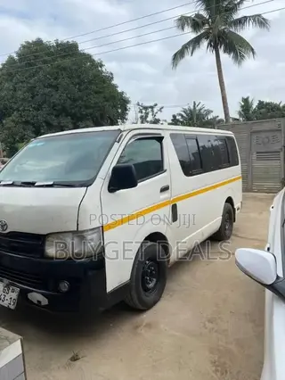 Toyota HiAce 2010 White