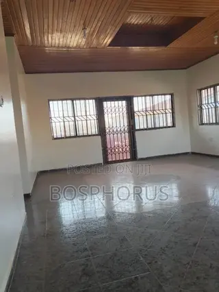 3bdrm Apartment in Alhaji Tabora, Nyanmekye for rent