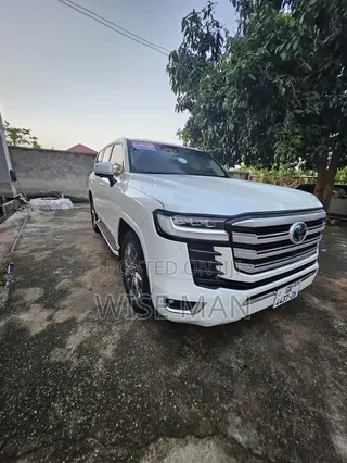Toyota Land Cruiser LC300 2023 White