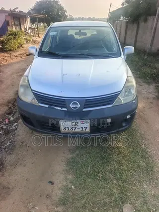 Nissan Versa Hatchback 1.8 S 2009 Silver