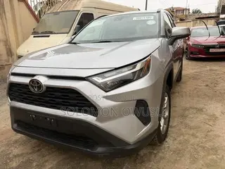 Toyota RAV4 XLE AWD 2023 Silver