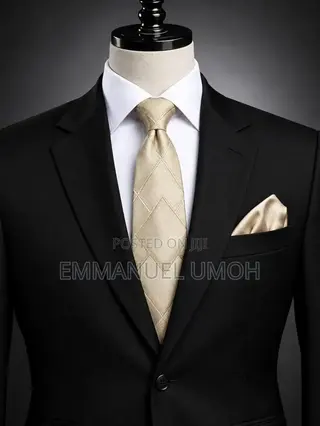 Elegant Champagne Gold Necktie With a Stylish Geometric Pattern