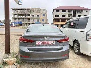 Hyundai Elantra Limited Sedan FWD (2.0L 4cyl 6A) 2017 Gray
