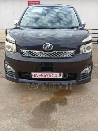 Toyota Voxy 2012