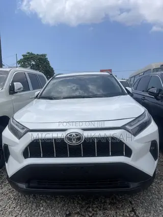 Toyota RAV4 XLE AWD 2024 White