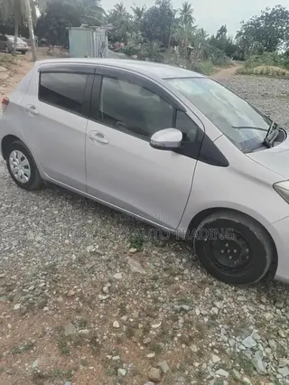 Toyota Vitz 1.3 FWD 5dr 2012 Beige