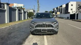 Toyota RAV4 XLE 2021 Silver