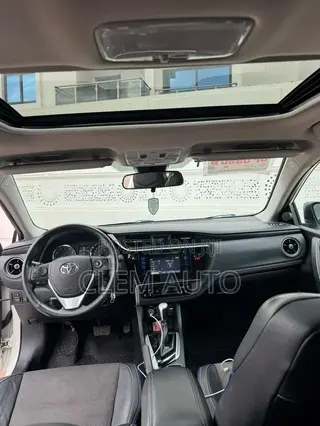 Toyota Corolla SE (1.8L 4cyl 6M) 2018 White