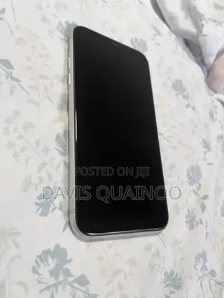 Apple iPhone XR 64 GB White