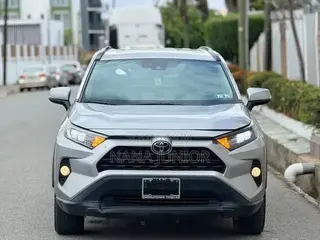 Toyota RAV4 XLE 2021 Silver