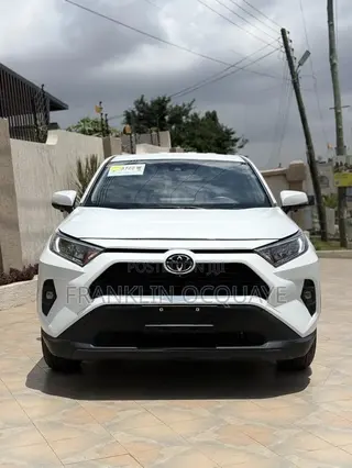 Toyota RAV4 LE 2025 White