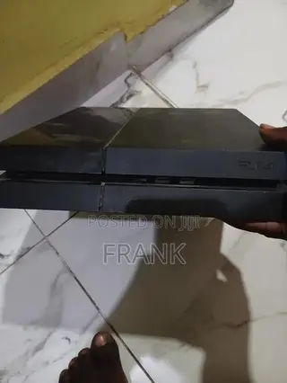 PS4 Console 500GB + 2 Controllers + 4 Games - Clean