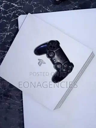 Sony PlayStation 4 PRO + One PS4 Controller