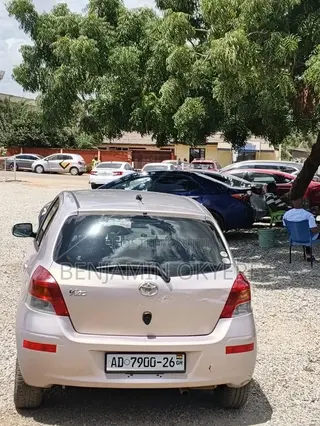 Toyota Vitz 2010 Silver
