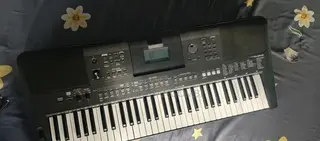 Yamaha PSR-E463 KEYBOARD With Stand, Charger and Bag- LIKE NEW