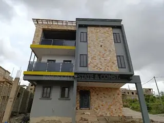 6bdrm House in Whitehouse, Achimota for sale