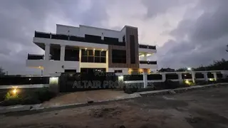 8bdrm House in Trasacco, Accra Metropolitan for sale