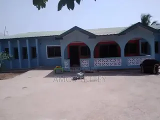 4bdrm House in Self Huge Compound., Amasaman for rent