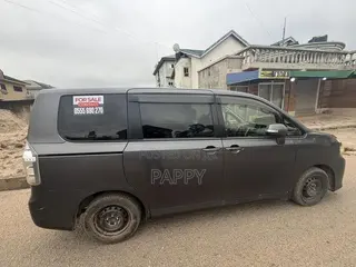 Toyota Voxy V 2WD 8-Seater 2012