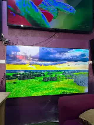 Samsung Qled 65 Inches Smart UHD 4k Graphics Wit Slight White on Edge