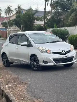 Toyota Vitz 2014 Silver